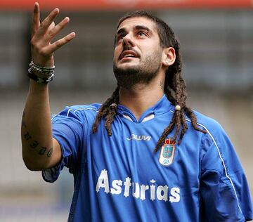 El cantante español fue un aficionado al futbol desde pequeño y del equipo de su ciudad, el Real Oviedo. Sin embargo, al no haber podido dar el salto al profesionalismo, se refugió en su guitarra y comenzó su trayecto como músico. 