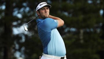 Jon Rahm golpea la bola durante la primera jornada del Sentry Tournament of Champions.