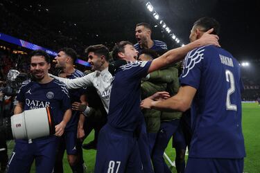 Los futbolistas del PSG celebran su victoria en el partido de la UEFA Champions League ante el Manchester City en París.