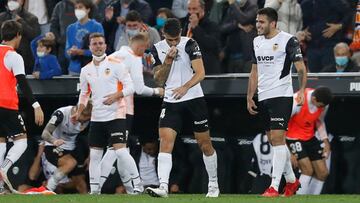 Piccini se besa el escudo.