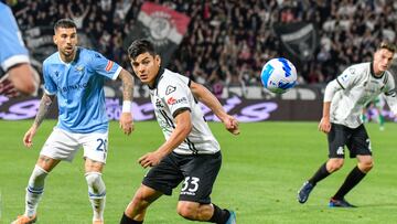 La Spezia (Italy), 30/04/2022.- Spezia's Kevin Agudelo fights for the ball against Lazio's Mattia Zaccagni during the Italian soccer Serie A match Spezia Calcio vs SS Lazio at the Alberto Picco stadium in La Spezia, Italy, 30 April 2022. (Italia) EFE/EPA/FABIO FAGIOLINI
