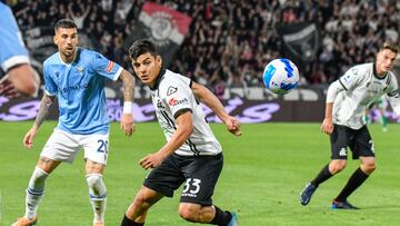 La Spezia (Italy), 30/04/2022.- Spezia's Kevin Agudelo fights for the ball against Lazio's Mattia Zaccagni during the Italian soccer Serie A match Spezia Calcio vs SS Lazio at the Alberto Picco stadium in La Spezia, Italy, 30 April 2022. (Italia) EFE/EPA/FABIO FAGIOLINI