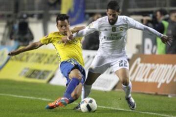 El centrocampista del Real Madrid Isco lucha el balón con Sergio Mantecón, del Cádiz CF, durante el partido de ida de los dieciseisavos de final de la Copa del Rey.