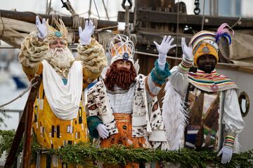 Los Reyes Magos han llegado a la ciudad de Barcelona por mar, a bordo del pailebote Santa Eul¨¤lia, como es tradici¨®n.