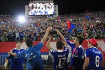 El plantel campeón dando la vuelta olímpica y celebrando junto a su afición.