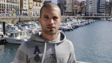 El Sporting amplía el contrato de Lora por tres temporadas más