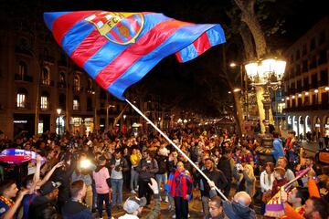 Los aficionados del Barcelona celebraron en la Fuente de Canaletas la consecucion del titulo de Liga tras derrotar al Levante.