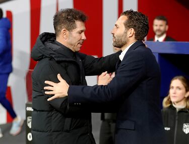 Diego Pablo Simeone y Rubén Baraja, entrenadores del Atlético de Madrid Valencia respectivamente.