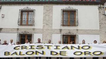 <b>¡NUEVE METROS DE PANCARTA! </b>La Peña La Espaldinha muestra a AS la pancarta que mañana solicitará en las gradas del Bernabéu el Balón de Oro para Cristiano.