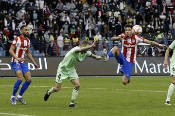 El árbitro Cuadra Fernández, tras revisar la jugada en el VAR, expulsa a José María Giménez por una entrada con los tacos por delante a Íñigo Martínez.