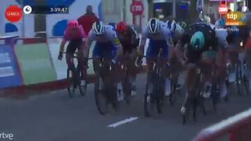 La secuencia del sprint de La Vuelta que ha acabado con descalificación del ganador