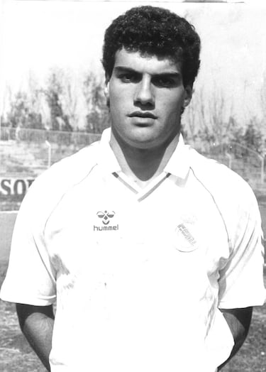 Jugador del Real Madrid las temporadas 1987-88, 1988-89, 1990-91, 1991-92 y con el Valencia la temporada 1994-95.
