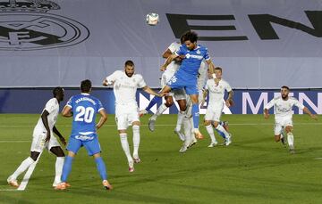 Lesión de Varane. El francés chocó en la salida de un corner con Etxeita y fue sustituido en la pausa para la hidratación.