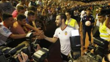 Negredo, en la presentación con el Valencia.