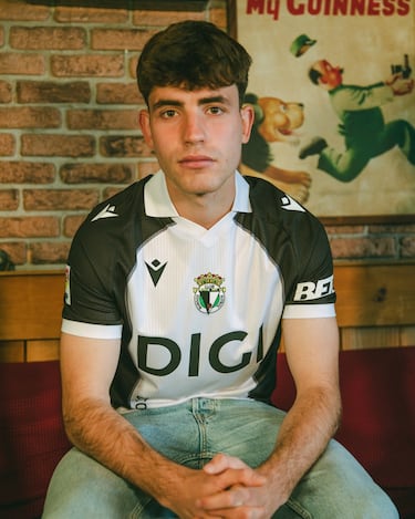 La camiseta está inspirada en la temporada 2000/2001 del Burgos CF, el año en el que la ciudad volvió a latir al mismo tiempo con un ascenso que devolvió la ilusión a la afición en El Plantío. Aquella campaña no solo significó un logro deportivo, sino la consolidación de una identidad marcada por el orgullo, la resistencia y el sentimiento de pertenencia de toda una generación. El diseño recupera la sobriedad y elegancia de principios de los 2000, con el contraste limpio entre blanco y negro y un corte clásico que evoca una época en la que el fútbol se vivía de forma más cercana, reinterpretado con una mirada actual para reforzar el vínculo entre memoria, identidad y presente.