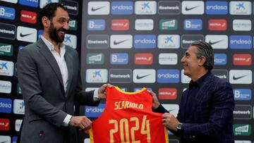 Italian basketball coach Sergio Scariolo (R) receives a symbolic shirt by hands of the president of Spanish Basketball Federation (FEB) Jorge Garbajosa during the event where Scariolo officially renews his contract as Spanish National Basketball Team's head coach in Madrid, central Spain, 01 October 2020. Scariolo signed to lead Spain's national squad for four more years, until 2024. EFE/ Juan Carlos Hidalgo
SCARIOLO Y JORGE GARBAJOSA RENOVACION