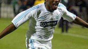 <b>EL MEJOR.</B> El hasta ahora jugador del Marsella fue elegido mejor futbolista de la Liga francesa por delante de Giuly, ahora en el Barcelona.