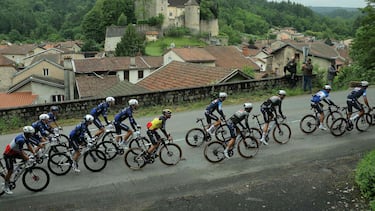 El pelotón del Dauphiné, con Remco Evenepoel con el maillot de campeón de Bélgica en el centro, rueda durante la segunda etapa.