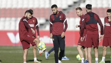 En Nesyri, junto a &Oacute;scar y Rakitic.