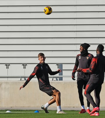 Kike Salas durante el entrenamiento de esta ma?ana en Sevilla. 