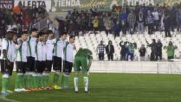 Gil Manzano se&ntilde;alando la suspensi&oacute;n del partido.