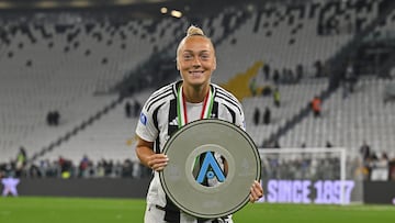 TURIN, ITALY - MAY 10: Hanna Bennison of Juventus poses with the award during the Women Serie A match between Juventus and FC Internazionale at Allianz Stadium on May 10, 2025 in Turin, Italy. (Photo by Filippo Alfero - Juventus FC/Juventus FC via Getty Images)