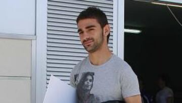 <b>PROBLEMAS. </b>Adrián saliendo de las instalaciones del Deportivo.