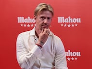 MADRID, 20/03/2026.-El exjugador del Real Madrid Guti (c), y el exjugador del Atlético de Madrid Raúl García, durante el encuentro con los medios de comunicación leyendas del Derbi Leyendas Mahou, este viernes en Madrid.-EFE/ Marcos Villaoslada