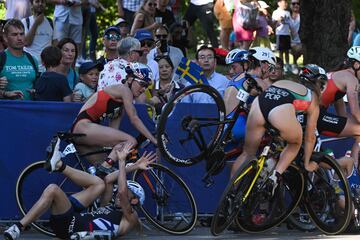 Una fatal ca¡da de una atleta durante la disputa de la prueba elite en categor¡a femenina de los Campeonatos
de Europa de triatlon que se disput¢ en M£nich (Alemania) motiv¢ este aparatoso choque en cadena que termin¢ con varias competidoras en el suelo. Afortunadamente la competici¢n fluy¢ con normalidad.