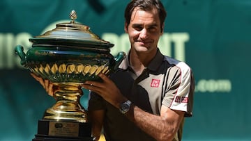 Roger Federer posa con el t&iacute;tulo de campe&oacute;n del Noventi Open de Halle de 2019 tras ganar en la final a David Goffin.