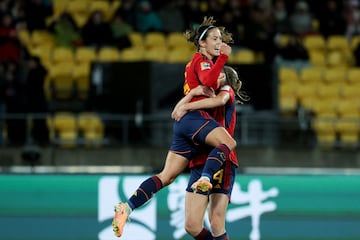 Aitana Bonmati celebrando su segundo gol con Irene Paredes.