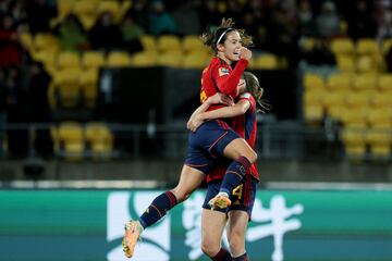 Aitana Bonmati celebrando su segundo gol con Irene Paredes.