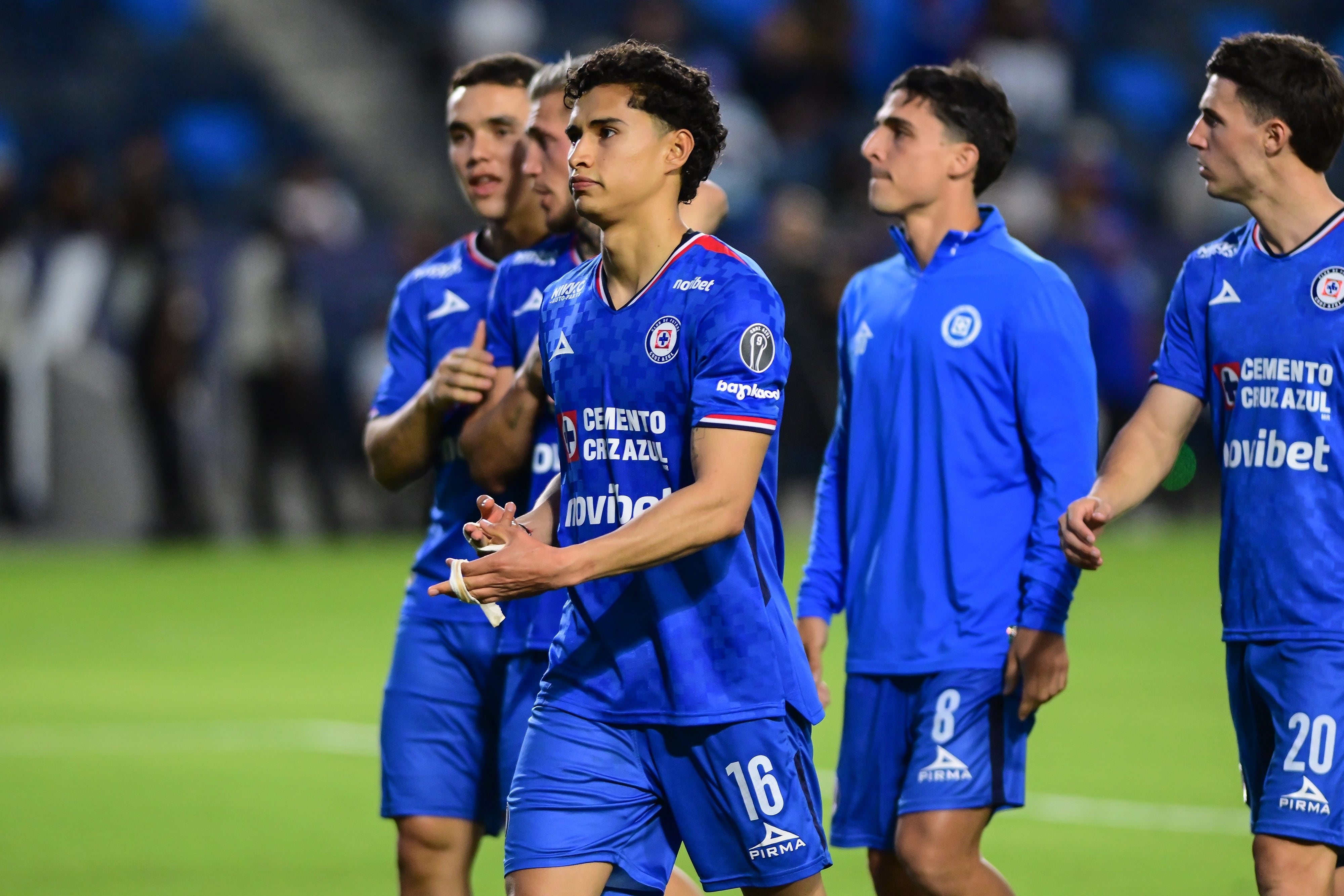 Afición de Cruz Azul tiene fe en Larcamón pero pide banca para Mier