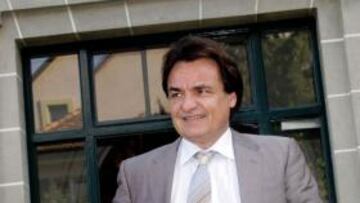 <b>PELEÓN. </b>Constantin, ayer a la salida del TAS; al lado, la sentencia favorable que obtuvo en el juzgado.