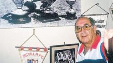 <b>CORAZÓN ROJO Y BLANCO. </b>Merkel posa ante los recuerdos de los títulos que ganó con el Atleti... tras hacer tercero al Sevilla en 1969-70.