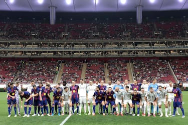Barça Legends: Angoy, Montoya, Márquez, Puyol, Sergi, Cocu, Xavi, Mendieta, Gerard, Saviola y Nolito. Formaban la convocatoria Vítor Baia, Marc Valiente, Fernando Navarro, Marc Crosas y Haruna Babangida | Real Madrid Leyendas: Casillas, Hierro, Agus, Tébar, Callejón, Morientes, Figo, Raúl Bravo, Fernando Saenz, Balboa y Nuñez. Formaban la convocatoria Bizzarri, Zoco, Congo, P. Hurtado, Barral y Toni Moral.