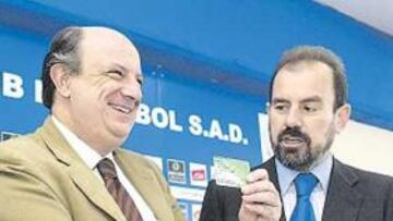 <b>ABONADO. </b>Santiago Fisas es, desde ayer, el socio número 15.137 del Getafe.