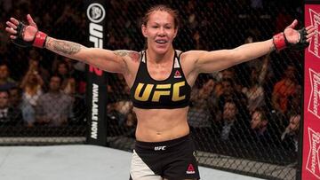 Cris Cyborg celebra su victoria en un combate de la UFC.