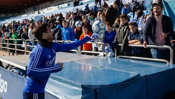 Javi Ros devuelve un bal&oacute;n firmado a un aficionado.