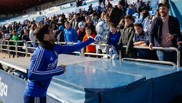 Javi Ros devuelve un balón firmado a un aficionado.