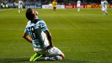 Futbol, Argentina v Jamaica.
 Copa America 2015. 
 El jugador de Argentina Carlos T&eacute;vez se lamenta luego de fallar una ocasion de gol contra Jamaica durante el partido del grupo B de la Copa America 2015 disputado en el estadio Sausalito en Vi&ntilde;a del Mar, Chile.
 20/06/2015 
 Jonathan Mancilla/Photosport******** 
 
 Football , Argentina v Jamaica
 Copa America 2015 .
 Argentina&#039;s player Carlos T&eacute;vez reacts after losing a goal oppotunity against Jamaica during the group B of the 2015 Copa America football match held at the Sausalito stadium in Vi&ntilde;a del Mar, Chile.
 20/06/2015
 Jonathan Mancilla/Photosport