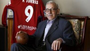 ORGULLOSO POR EL GOL DEL NIÑO. Manolo Briñas posó orgulloso con la camiseta que le dio Fernando Torres al término del partido. AS habló con él en el Colegio Marianista Santa María del Pilar de Madrid, lugar de residencia de Briñas, centro que cuenta con unas excelentes instalaciones deportivas. La Comunidad religiosa está repartida entre madridistas y atléticos, aunque también hay un seguidor del Barcelona. Pero todos admiran a Torres por sus valores.