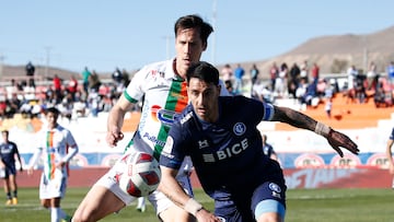 El jugador de Cobresal, Francisco Alarcón, disputa el balón contra Fernando Zampedri de Universidad Católica durante el partido de Primera División disputado en el estadio El Cobre.