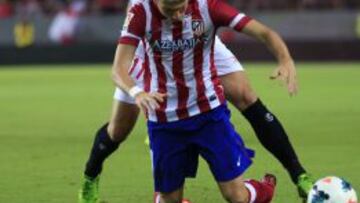 VIGILADO. Filipe recibe una falta de Rakitic en el Pizjuán.