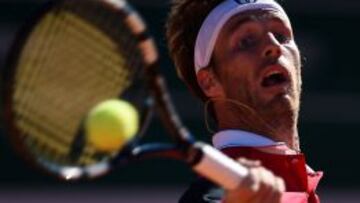 El español Daniel Gimeno-Traver devuelve una pelota a Carlos Berlocq durante las semifinales de Estoril, en las que se impuso el argentino.