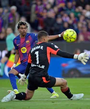 El jugador del Barcelona, Lamine Yamal, marca el 3-1 al Villarreal. 
