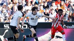 Los futbolistas del Valencia Hugo Guillamón (i) y Javi Guerra (c) luchan por el balón con el delantero belga Largie Ramazani (d), del UD Almería, durante su partido de LaLiga disputado este sábado en Mestalla. EFE/ Ana Escobar