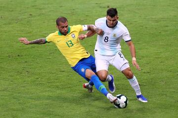 Dani Alves y Acuña.