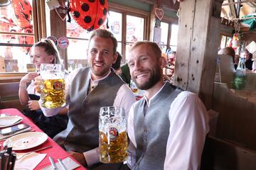 Harry Kane y Konrad Laimer durante la fiesta del Oktoberfest celebrado en Munich.