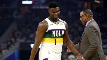 Zion Williamson saluda a su entrenador Alvin Gentry durante un partido de la NBA de los New Orleans Pelicans